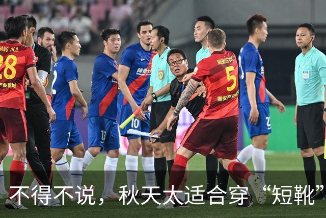 不得不说，秋天太适合穿“短靴”了，搭配牛仔裤、半裙真好看
